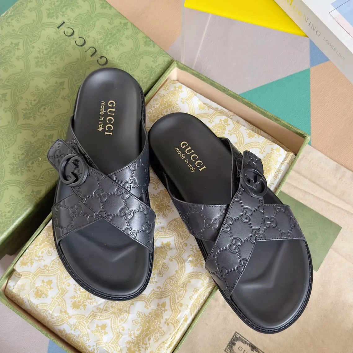 [G Home] Men's Men's Shoes💰: 300💰Size: 38-45 🆕2024Gucci Gucci Summer New Style Double G Presbyopia Flip-flops Cross Sandals Thick Sole Slippers Beach Shoes Original Purchase and Development Production G family's 2024 new summer dark horse items, fashion bloggers at home and abroad have put on the show, and it has become popular on social platforms at home and abroad. Fashionistas must pay for it, and they spend a lot of money to create ingenious craftsmanship and accurately restore every detail. Exquisite packaging at the delivery counter🛍📦 ▪️ Fabric: Original imported double G presbyopic leather ▪️ Lining: Original imported leather ▪️ Sole: Original open molded T men's shoes 💰U outsole ▪️ Bottom thickness: 3CM